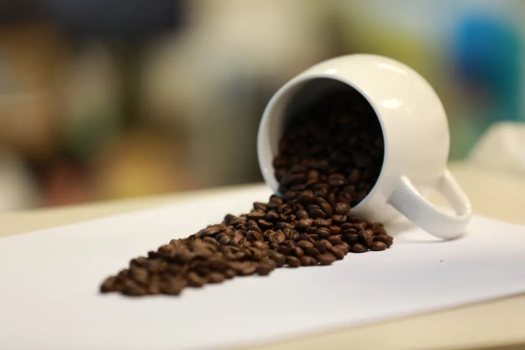 长期喝咖啡会使皮质醇过高，反而变