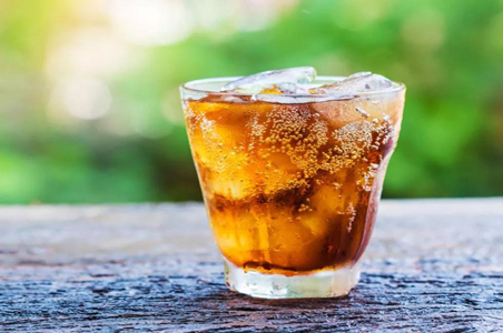 碳酸饮料危害:喝它=死?专家:没想象中可怕