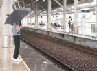 专家辟谣：下雨天在高铁站打伞容易触电？